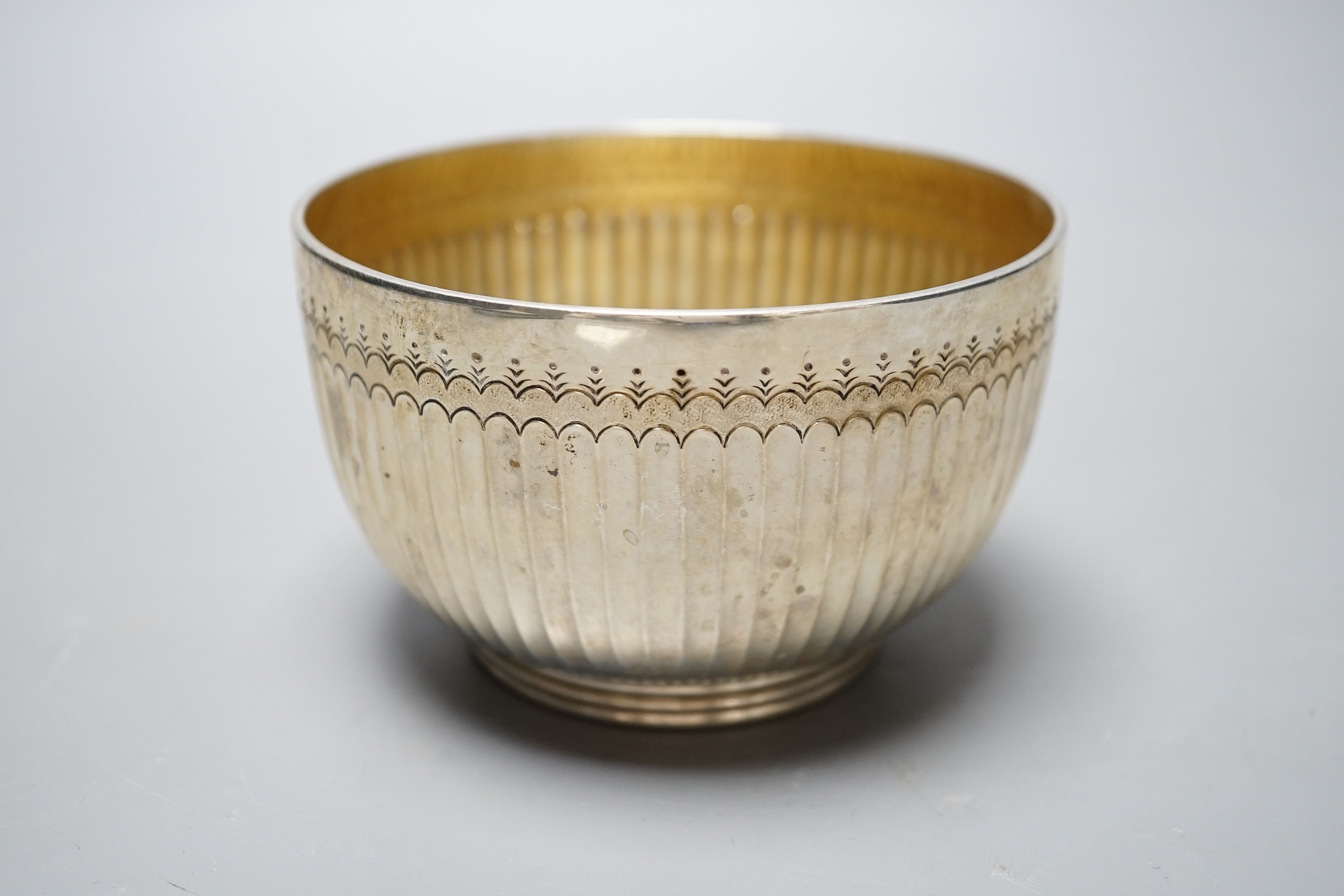 An Edwardian fluted silver sugar bowl, Thomas of New Bond Street, London, 1902, diameter 11.2cm, 8.9oz.
